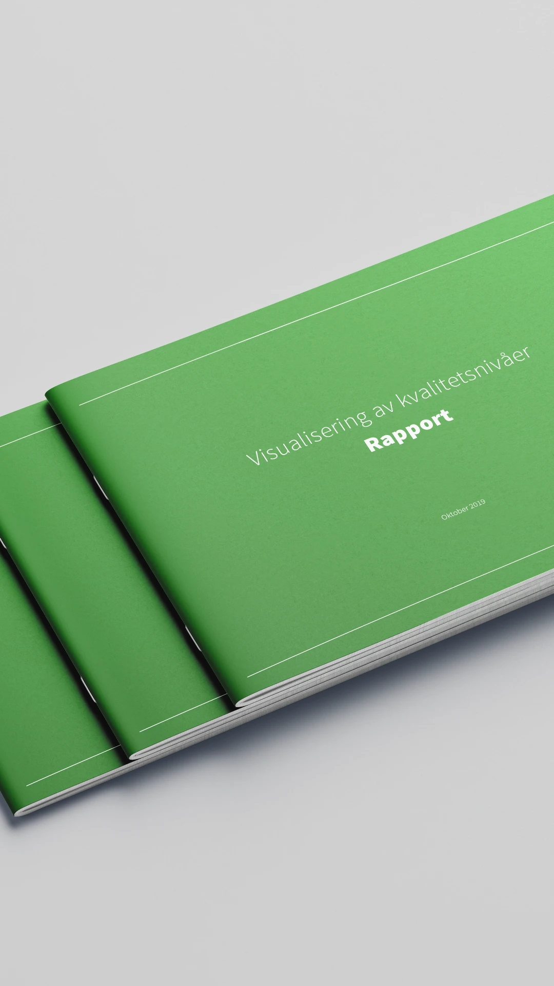 Ett närbildsfoto av tre gröna rapporter staplade på varandra med titeln "Visualisering av kvalitetsnivåer".